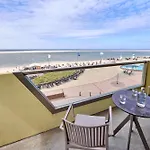 ホテル Strandhotel Vierjahreszeiten ボルクム