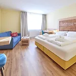 ホテル Strandhotel Vierjahreszeiten 4*