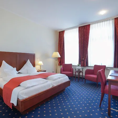 ホテル Strandhotel Vierjahreszeiten 4*