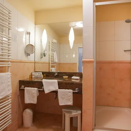 ホテル Strandhotel Vierjahreszeiten 4*